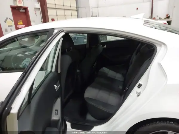 3KPFL4A76JE238903 2018 KIA FORTE - Image 8
