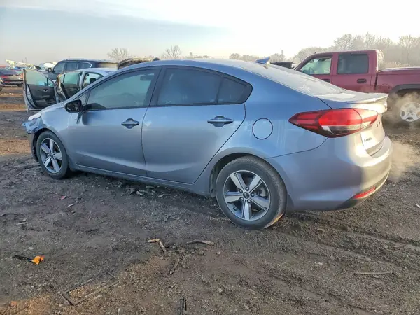 3KPFL4A76JE241185 2018 KIA FORTE - Image 2