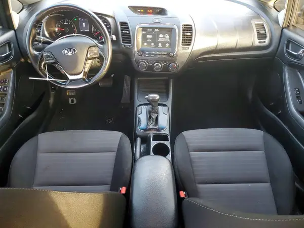 3KPFL4A76JE241185 2018 KIA FORTE - Image 8