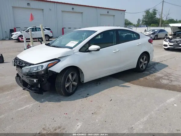 3KPFL4A76JE241476 2018 KIA FORTE - Image 2