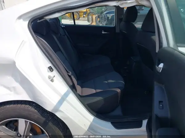 3KPFL4A76JE241476 2018 KIA FORTE - Image 8