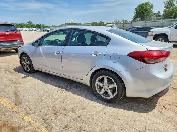 3KPFL4A76JE241784 2018 KIA FORTE - Image 2