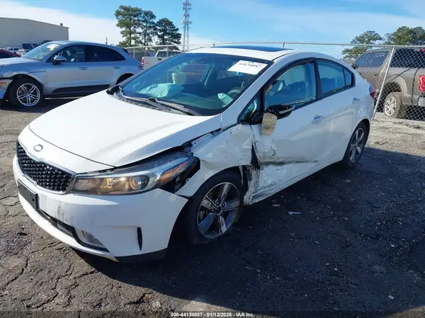 3KPFL4A76JE243812 2018 KIA FORTE - Image 2