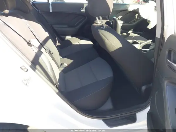 3KPFL4A76JE243812 2018 KIA FORTE - Image 8