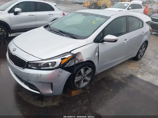 3KPFL4A76JE244989 2018 KIA FORTE - Image 2