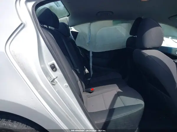 3KPFL4A76JE245270 2018 KIA FORTE - Image 8