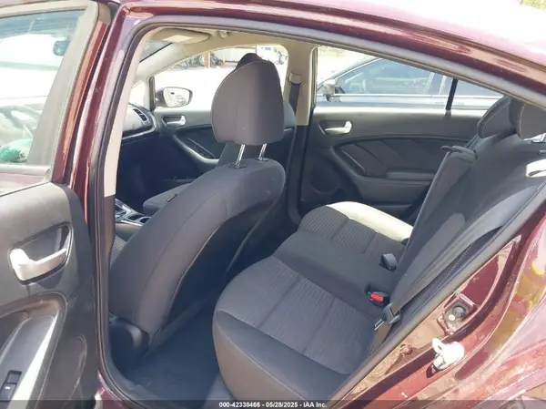 3KPFL4A76JE248671 2018 KIA FORTE - Image 8