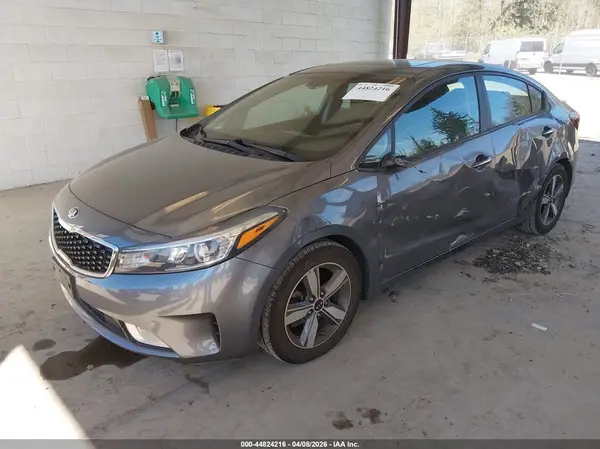 3KPFL4A76JE250842 2018 KIA FORTE - Image 2