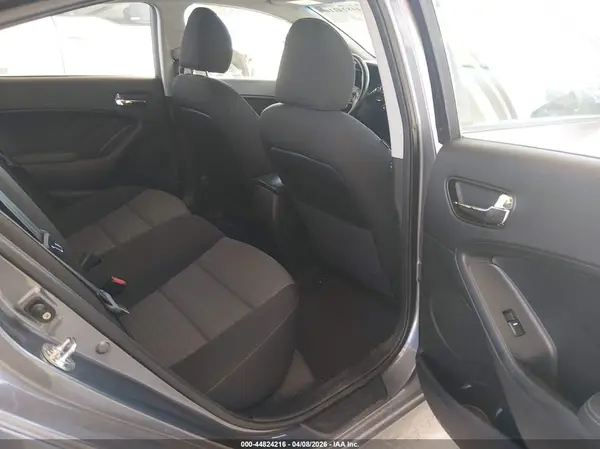 3KPFL4A76JE250842 2018 KIA FORTE - Image 8