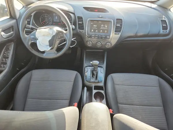 3KPFL4A76JE256172 2018 KIA FORTE - Image 8