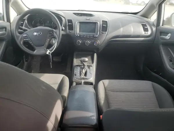 3KPFL4A76JE260254 2018 KIA FORTE - Image 8