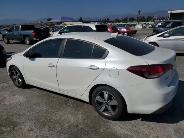 3KPFL4A76JE261050 2018 KIA FORTE - Image 2