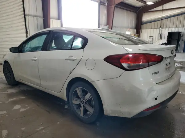 3KPFL4A76JE261338 2018 KIA FORTE - Image 2