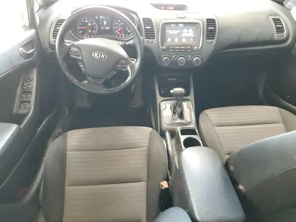3KPFL4A76JE261338 2018 KIA FORTE - Image 8