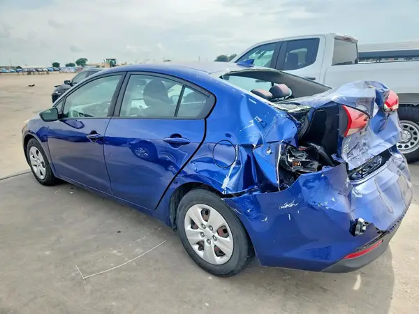 3KPFL4A76JE262523 2018 KIA FORTE - Image 2