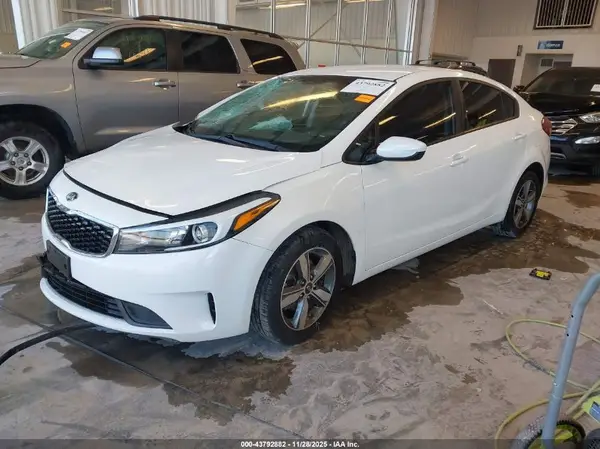 3KPFL4A76JE268371 2018 KIA FORTE - Image 2
