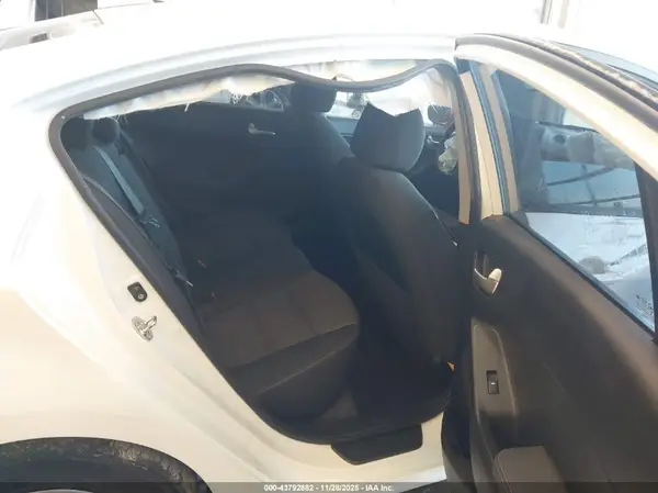 3KPFL4A76JE268371 2018 KIA FORTE - Image 8