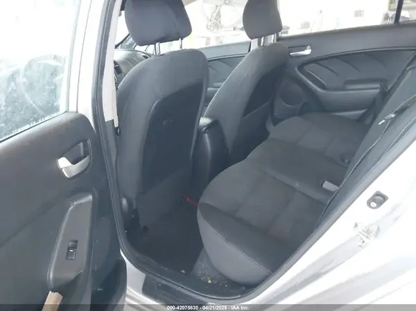 3KPFL4A76JE268760 2018 KIA FORTE - Image 8