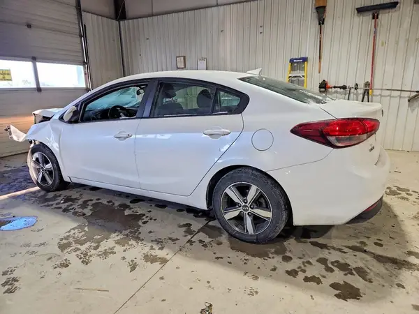 3KPFL4A76JE274039 2018 KIA FORTE - Image 2
