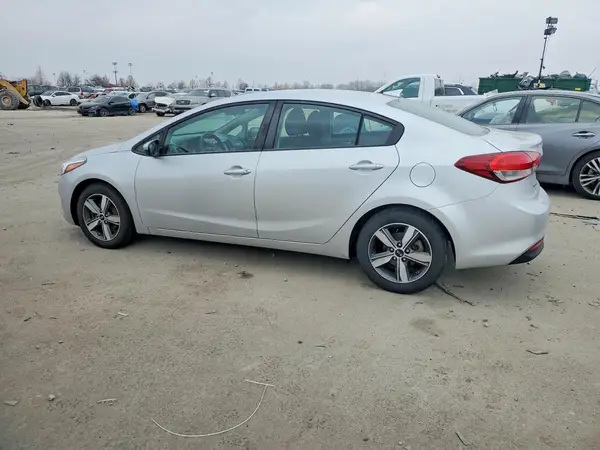 3KPFL4A76JE274204 2018 KIA FORTE - Image 2