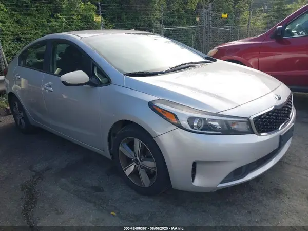 3KPFL4A76JE274705 2018 KIA FORTE - Image 1