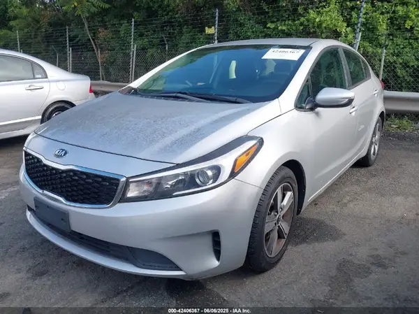 3KPFL4A76JE274705 2018 KIA FORTE - Image 2
