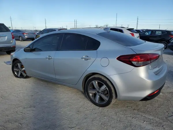 3KPFL4A76JE274817 2018 KIA FORTE - Image 2