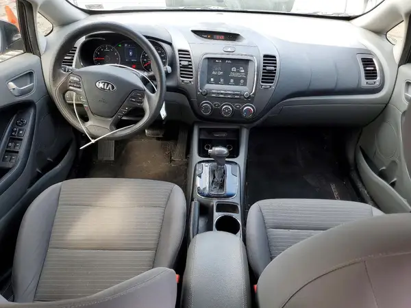 3KPFL4A76JE275496 2018 KIA FORTE - Image 8