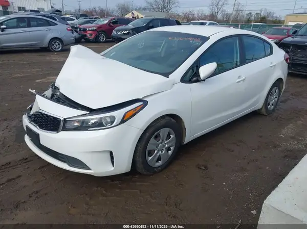 3KPFL4A76JE275675 2018 KIA FORTE - Image 2