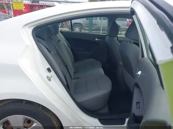 3KPFL4A76JE275675 2018 KIA FORTE - Image 8