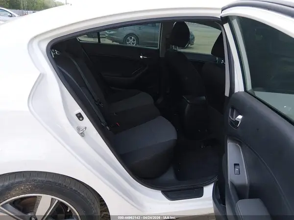 3KPFL4A76JE278303 2018 KIA FORTE - Image 8