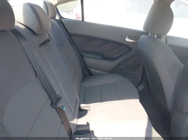 3KPFL4A77HE009592 2017 KIA FORTE - Image 8