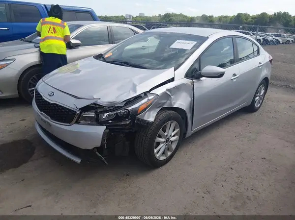 3KPFL4A77HE009785 2017 KIA FORTE - Image 2