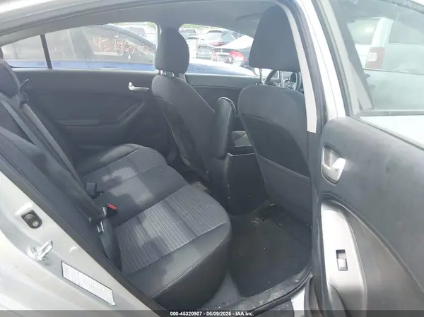 3KPFL4A77HE009785 2017 KIA FORTE - Image 8