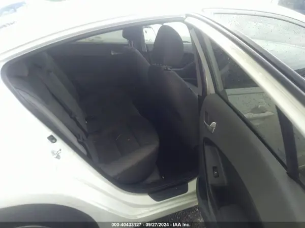 3KPFL4A77HE028224 2017 KIA FORTE - Image 8