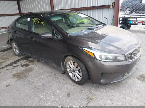 3KPFL4A77HE082218 2017 KIA FORTE - Image 1