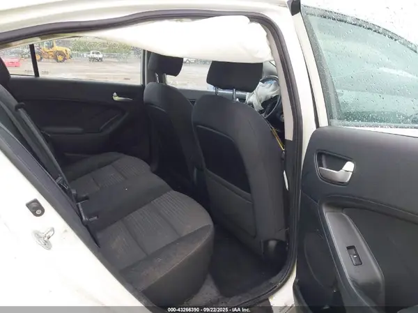 3KPFL4A77HE102533 2017 KIA FORTE - Image 8