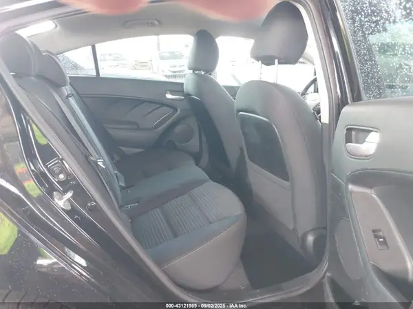 3KPFL4A77HE131255 2017 KIA FORTE - Image 8