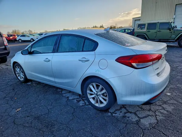 3KPFL4A77HE151585 2017 KIA FORTE - Image 2