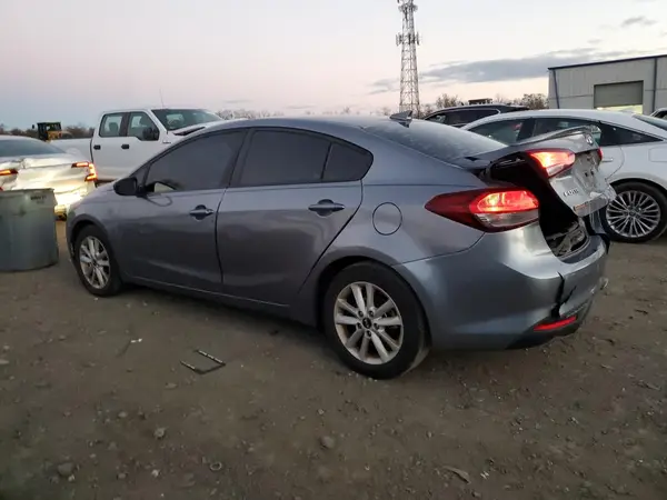 3KPFL4A77HE160464 2017 KIA FORTE - Image 2