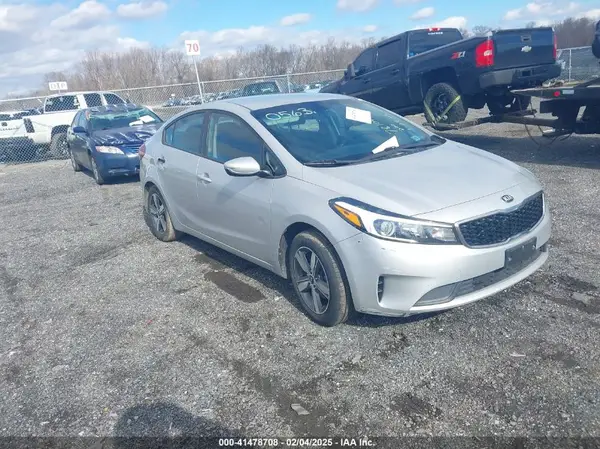 3KPFL4A77JE170563 2018 KIA FORTE - Image 1