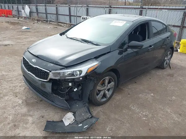 3KPFL4A77JE172605 2018 KIA FORTE - Image 2