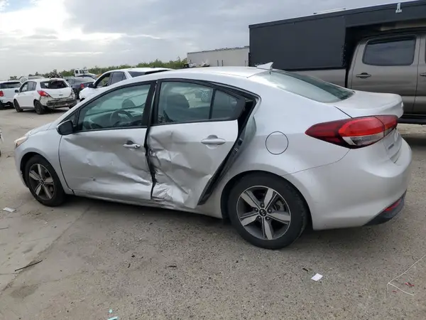 3KPFL4A77JE174225 2018 KIA FORTE - Image 2