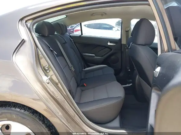 3KPFL4A77JE175309 2018 KIA FORTE - Image 8