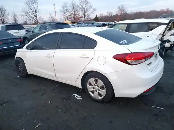 3KPFL4A77JE195771 2018 KIA FORTE - Image 2