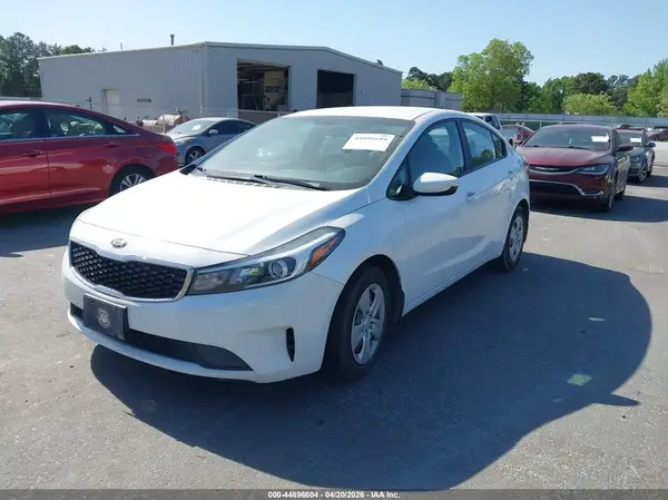 3KPFL4A77JE196015 2018 KIA FORTE - Image 2