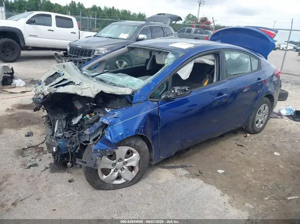3KPFL4A77JE197360 2018 KIA FORTE - Image 2