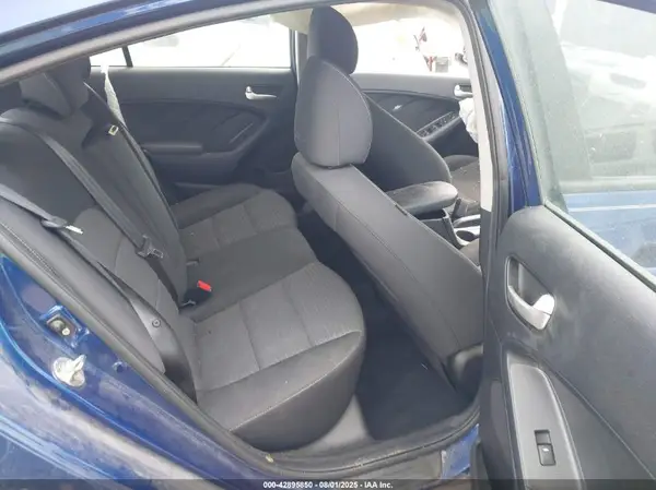 3KPFL4A77JE197360 2018 KIA FORTE - Image 8