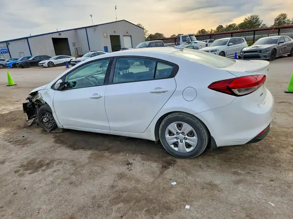 3KPFL4A77JE219485 2018 KIA FORTE - Image 2