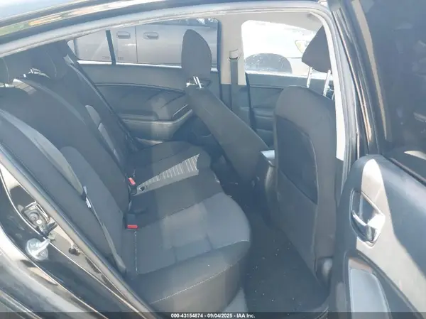 3KPFL4A77JE220183 2018 KIA FORTE - Image 8